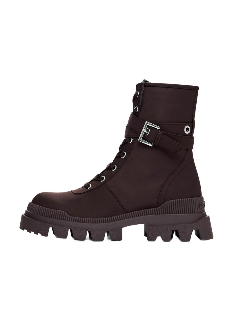 Smešene smeđe čizme do članka s teksturiranim završetkom, vezanjem sprijeda, bočnom kopčom i čvrstim, debelim đonom.