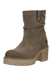 Bottine en faux suède marron avec un design décontracté, une épaisse semelle beige et un talon empilé. Dispose d'un bouton-pression sur la tige extérieure.