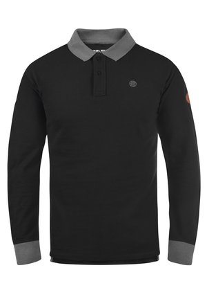 Camisa polo negra de manga larga con cuello y puños grises, tapeta de dos botones y un logo circular en el pecho. Tejido suave y texturizado.