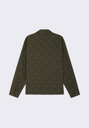 Maglietta a maniche lunghe verde oliva con un sottile motivo PXP tutto sopra, chiusura con bottoni ai polsini e design dal fit rilassato.