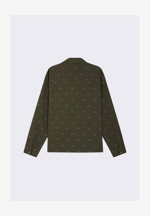 Maglietta a maniche lunghe verde oliva con un sottile motivo PXP tutto sopra, chiusura con bottoni ai polsini e design dal fit rilassato.