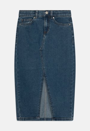 Falda lápiz de denim en azul oscuro con una abertura frontal, cinco bolsillos, cierre de botón y costuras con contraste.