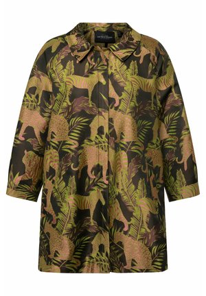 Cappotto a maniche lunghe in tessuto verde scuro con una stampa audace e colorata di animali e fogliame tropicale nelle tonalità di rosa e giallo.