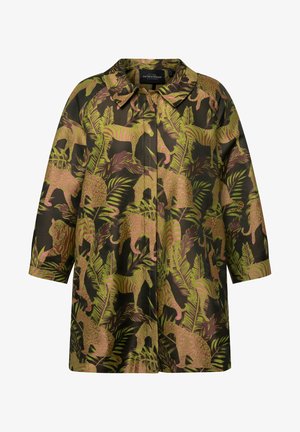 Dlouhý rukáv kabát z tmavě zelené tkaniny s výrazným, barevným potiskem zvířat a tropického listí v růžových a žlutých odstínech.