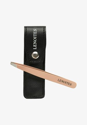 Pinzas con un acabado en oro rosa y punta inclinada, alojadas en un estuche de cuero negro con cierre a presión y texto en relieve.