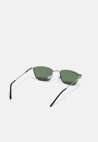 Urban Classics SUNGLASSES KALYMNOS WITH CHAIN UNISEX - Ochelari de soare - silver-coloured/green