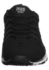 Nike Free Trainer neri, caratterizzati da una tomaia in rete traspirante, superficie testurizzata, design con lacci e suola bianca a contrasto.