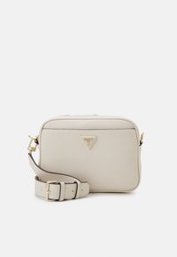 Beige læder crossover taske med et guld-tone trekant logo, justerbar rem og glat tekstur med et minimalistisk design.