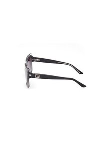 Ochelari de soare negri cu un design elegant, având un cadru lucios, lentile colorate și accente metalice cu logo pe brațe.