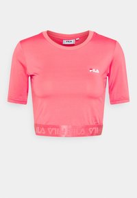 Zkrácený růžový sportovní top z hladkého materiálu, se zkrácenými rukávy a vzorovaným logem na lemu. Kulatý výstřih.