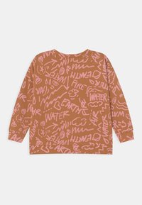 Camiseta de manga larga marrón con un diseño gráfico en rosa que incluye palabras y símbolos relacionados con los elementos: tierra, agua, fuego y aire.