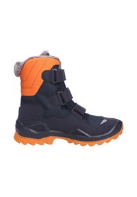 Stivale invernale blu navy e arancione con colletto peloso, tomaia in tessuto, tre cinghie in velcro e suola arancione robusta per una buona aderenza.