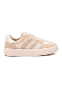 Zapatillas beige con parte superior de ante y material sintético, con tres rayas horizontales, punta redonda y una suela de goma texturizada.