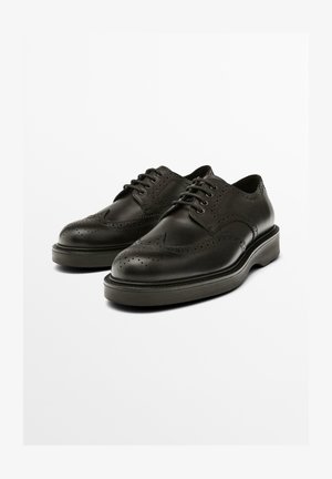 Schwarze Lederschuhe mit einem klassischen Derby-Design, ausgestattet mit durchbrochenen Details, runder Zehenform und einer dicken Gummisohle.