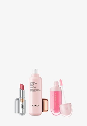 Lápiz labial en tono rosa, botella de crema hidratante Kiko Hydra Pro Glow y brillo de labios rosa con aplicador sobre un fondo blanco.