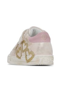 Sneaker rosa e oro con una finitura lucida e testurizzata, caratterizzata da cuori di glitter dorato sui lati e una suola in gomma bianca.