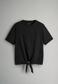 Sort kortærmet t-shirt i bomuld med rund halsudskæring og en knyttet detalje i taljen, der har en glat tekstur.