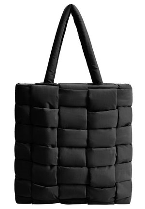 Sac cabas noir matelassé avec sections rectangulaires tissées et deux larges bretelles épaisses sur fond blanc.