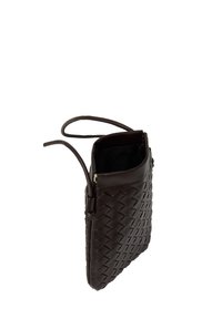Brun vävd läderclutch med dragkedjestängning och en smal design. Har ett kort handtag och en slät inredning.
