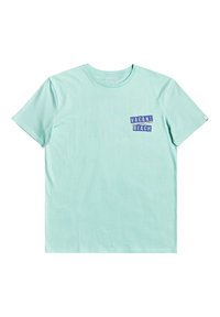 Světle modré tričko s krátkým rukávem s textem "Volná pláž" v modré a bílé barvě na levé straně hrudi.