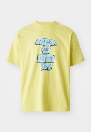 Kollane puuvillane t-särk, millel on sinine graafiline disain ja tekst "CARHARTT WIP DETROIT U.S.A." julge, kulunud fontiga. Ümmargune kaelus, lühikesed varrukad.