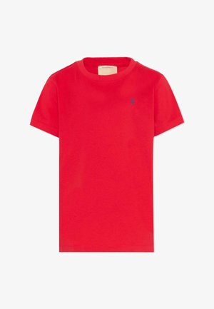 Rood T-shirt met korte mouwen en ronde hals met een klein blauw logo op de linkerborst, weergegeven op een witte achtergrond.