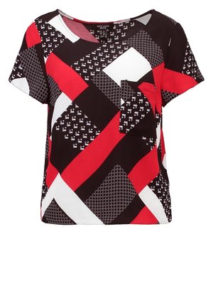 Dames top met korte mouwen met rode, zwarte en witte geometrische patronen en een klein voorvak aan de linkerkant.