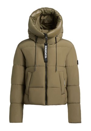 Olivenfarvet pufferjakke med høj krave, lynlås lukning og to forlommer. Har sorte snoretræk og KHUJO-logo på lynlåsen.