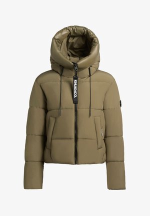 Olivenfarvet pufferjakke med høj krave, lynlås lukning og to forlommer. Har sorte snoretræk og KHUJO-logo på lynlåsen.