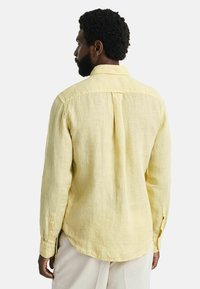 GANT REG DYED  - Camicia - dusty light yellow