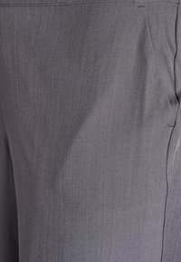 Sivé látkové nohavice s hladkou textúrou, jemným vertikálnym prúžkovaním a detailmi bočných vreciek so presným prešitím.