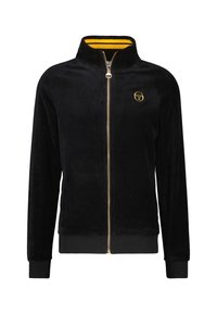 Schwarze samtige Zip-Jacke mit hohem Kragen, gelb gestreiftem Innenfutter, gerippten Bündchen und einem goldenen Logo auf der Brust.