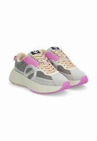Des baskets avec une tige en velours côtelé gris, des lacets beige clair, des accents roses et une semelle intermédiaire blanche texturée. Présente un détail latéral circulaire.