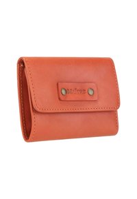 Ledergeldbörse in leuchtendem Orange, mit Klappenverschluss, genähten Kanten und Druckknopf aus Metall. Graviertes Logo auf der Vorderseite. Kompaktes Design.