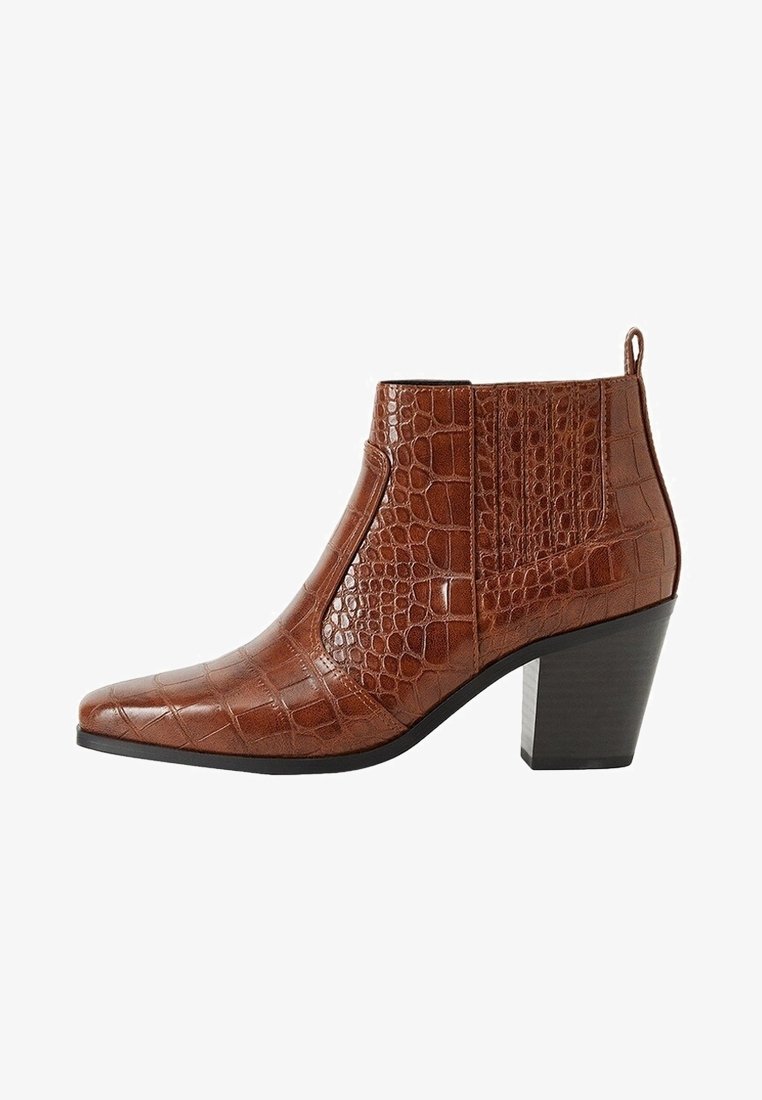 Bottine en cuir marron avec texture crocodile, bout pointu, panneaux latéraux élastiques, languette à l'arrière, et talon bloc empilé.
