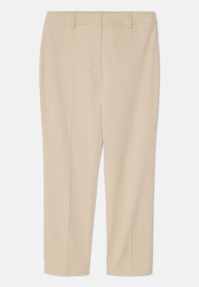 Beige skreddersydde bukser med rett ben-design, som har flat front, beltehemper og pressede ben for økt struktur.