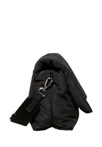 Sort nylon taske med en rundet form, der har en fremtrædende klaffelukning og en sølvfarvet spænde. Indeholder en aftagelig strop med branding.