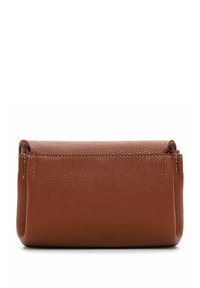 Braune Leder-Clutch mit strukturierter Oberfläche, rechteckiger Form, gerollten Kanten und feinen Nahtdetails entlang der Oberseite.