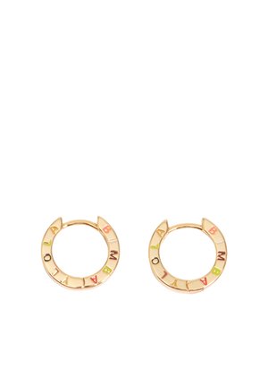 Pendientes de aro dorados con letras multicolores que forman la palabra "BAMBOO" alrededor del borde exterior sobre un fondo blanco.