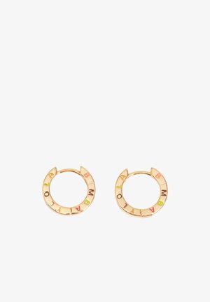 Pendientes de aro dorados con letras multicolores que forman la palabra "BAMBOO" alrededor del borde exterior sobre un fondo blanco.