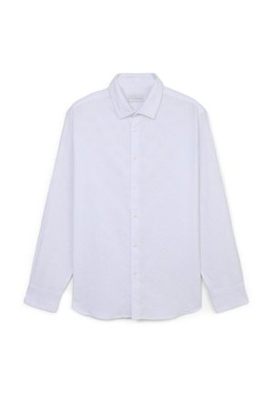 Camicia bianca a maniche lunghe in tessuto testurizzato con colletto a punta, caratterizzata da una fila di bottoni frontale e maniche con polsini.
