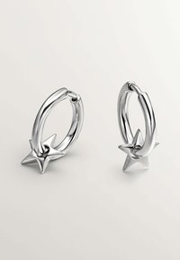 Pendientes de aro plateados con colgantes en forma de estrella. Los pendientes tienen una textura pulida y brillante con un diseño redondeado.
