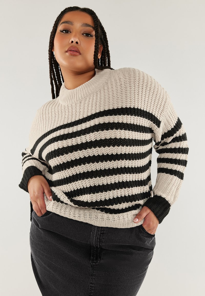 Randig stickad tröja i beige och svart, med breda horisontella ränder och hög krage. Strukturerat mönster med ribbade ärmslut.