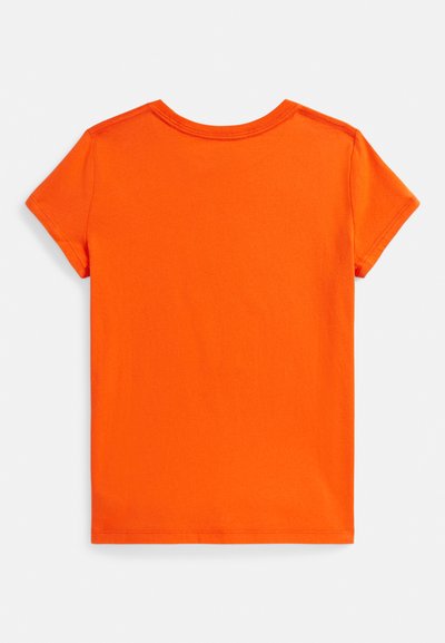 Vienkārša spilgti oranža īsām piedurknēm T-krekls, novietots guļus stāvoklī, redzama aizmugures puse ar apaļu apkakli un redzamām šuvju detaļām.