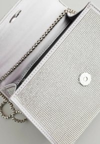 Sølv clutch med rhinsten detaljer, lynlåslomme og trykknaplukning. Stoffet er glat, med en kædedyse.