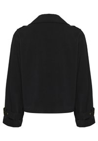 Must värvitud lühike jakk laia kraega, üles rullitud varrukatega ja kuldse tooni detailidega. Sile tekstuur ja minimalistlik disain.