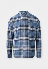 Camisa de manga larga a rayas azul y blanca de algodón; con cuello abotonado; presenta un pequeño parche con el logo en el bolsillo del pecho.