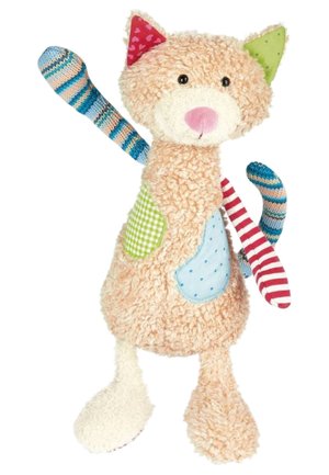 Jouet en peluche en forme de chat avec une fourrure douce et texturée couleur fauve. Il dispose d'oreilles en patchwork coloré, de bras rayés et d'accents en tissu à motifs sur le corps.