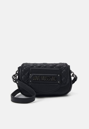 Bolso bandolera negro acolchado con solapa frontal, correa de cadena metálica y placa de logo con relieve "LOVE MOSCHINO".