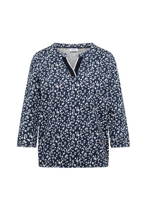 Laivastonsininen pusero, jossa valkoinen ja vaaleansininen abstrakti kuvio, kolme neljäsosaa hihat ja V-kaula-aukko mustavalkoisella reunuksella.